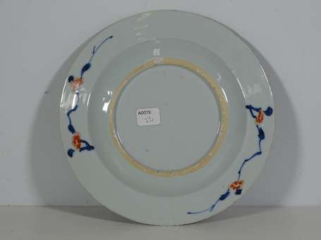 CHINE - Assiette en porcelaine à décor floral 