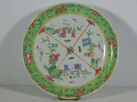 CHINE - Assiette en porcelaine à décor en émaux de