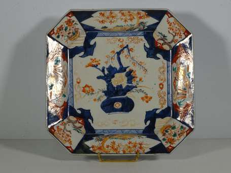 JAPON - Plat octogonal en porcelaine à décor Imari