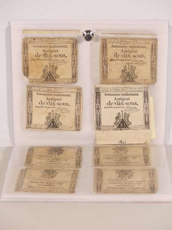 Classeur d'environ 125 billets assignats de 10 