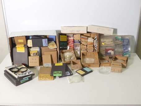 Important lot de verres et ressorts de montres.