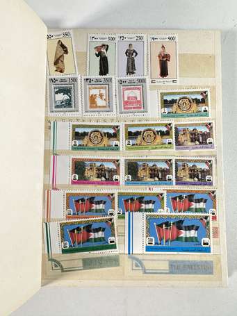 Petit album Timbres de Palestine + Divers fiches 