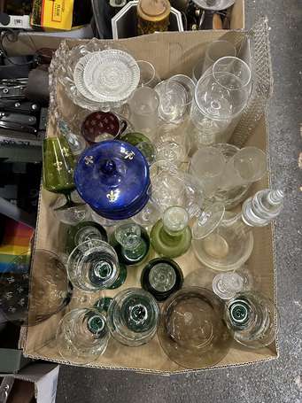 Lot de verrerie dont verres à pied à décor de 