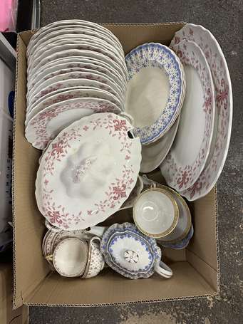 Lot de vaisselle en porcelaine à décor de fleurs 