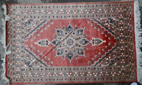 Tapis Pakistan, le champ rose fleurons et bordure 