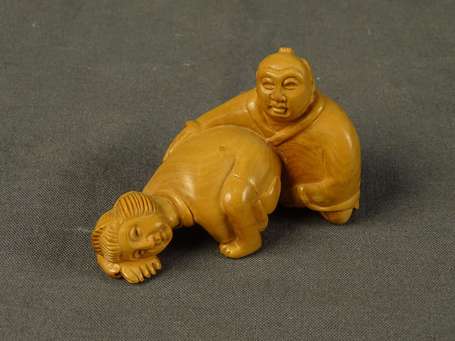 JAPON - Sujet curiosa en bois sculpté. L. 5,5 cm