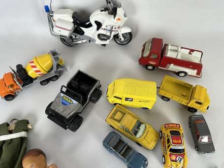 Lot de jouets divers dont véhicules 1/43e.