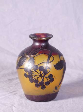 BENDOR - Vase en verre doublé mordoré dégagé à 