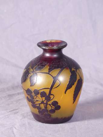 BENDOR - Vase en verre doublé mordoré dégagé à 