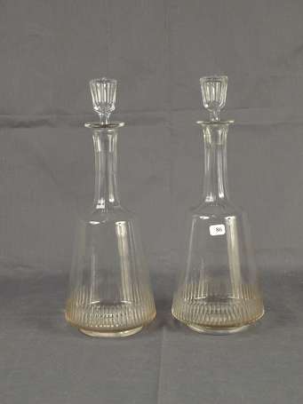 Deux carafes en cristal taillé de cannelures. H. 