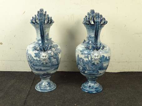 ITALIE -Paire de vases balustre à piédouche en 