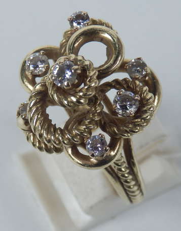 Bague en or jaune, genre fleur avec torsades 
