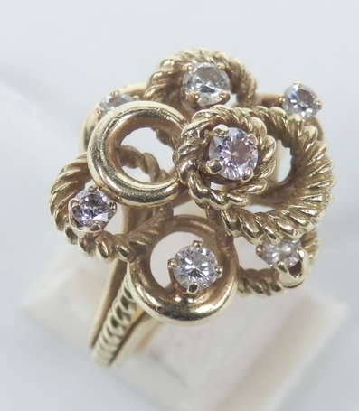 Bague en or jaune, genre fleur avec torsades 