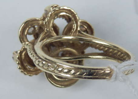 Bague en or jaune, genre fleur avec torsades 