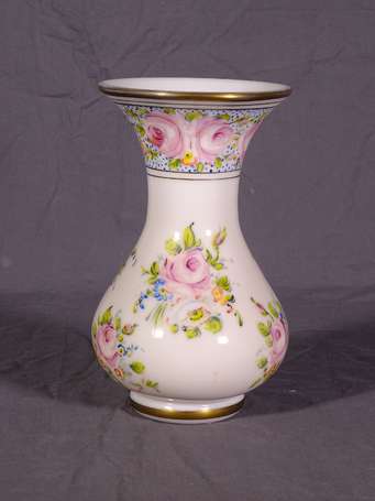 Vase en opaline blanche, décor de roses et de 