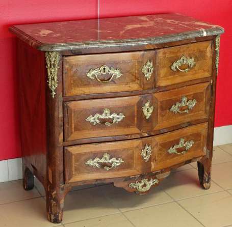 Commode en marqueterie, la face galbée ouvre par 