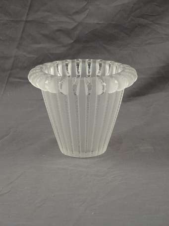 LALIQUE - Vase modèle Royat en verre moulé pressé.