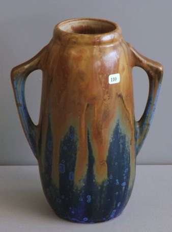 Vase à anses en grès émaillé bleu à coulures 