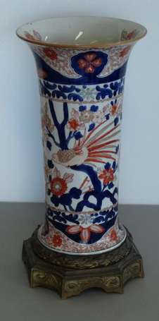Vase rouleau en porcelaine décor floral en émaux 