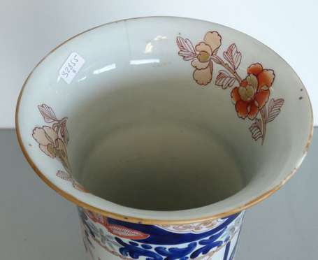 Vase rouleau en porcelaine décor floral en émaux 