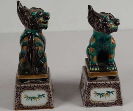 Couple de chien de Fo en porcelaine polychrome. 