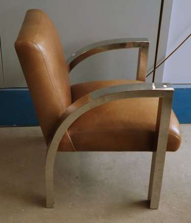 Paire de fauteuils les accotoirs cintrés d'acier 