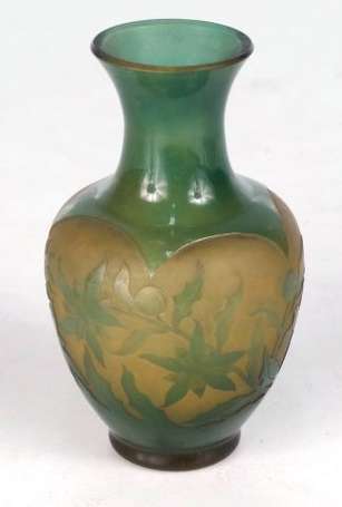 D'Argental Petit vase en verre doublé jaune et 