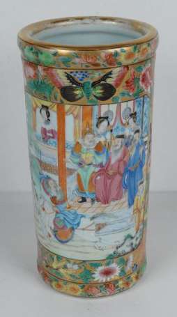 Vase rouleau en porcelaine polychrome, décoré de 