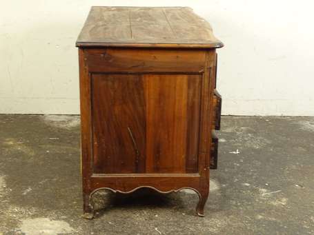 Commode en noyer, la face galbé ouvre à trois 