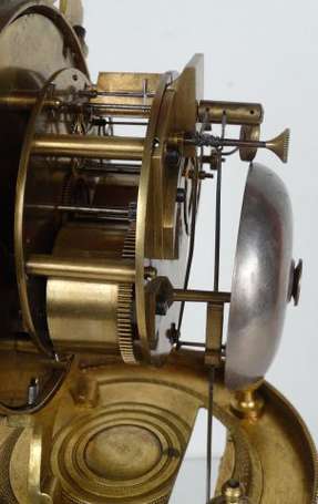 Pendule en bronze doré, le cadran annulaire sommé 