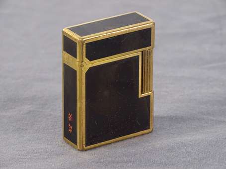 S.T. DUPONT. Briquet en métal doré et laque. 