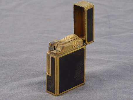 S.T. DUPONT. Briquet en métal doré et laque. 