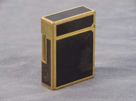 S.T. DUPONT. Briquet en métal doré et laque. 