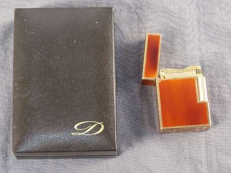 S.T. DUPONT. Briquet en métal doré et laque de 