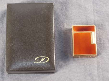 S.T. DUPONT. Briquet en métal doré et laque de 