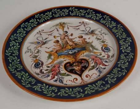 Important Plat rond en faïence polychrome, décor 