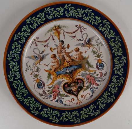 Important Plat rond en faïence polychrome, décor 