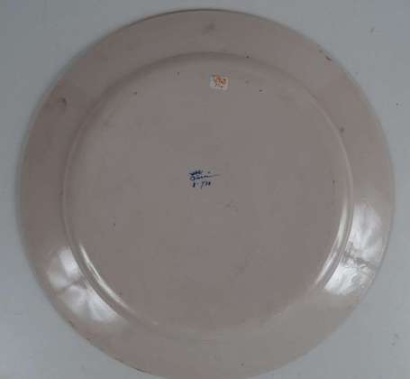 Important Plat rond en faïence polychrome, décor 