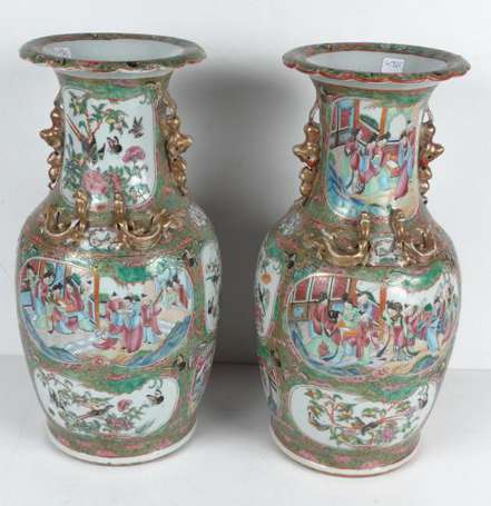 Paire de Vases balustre en porcelaine polychrome, 