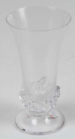 Daum Vase flûte en cristal, le culot travaillé à 