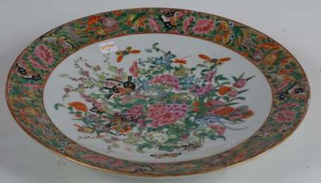 Plat en porcelaine polychrome, décor d'une 