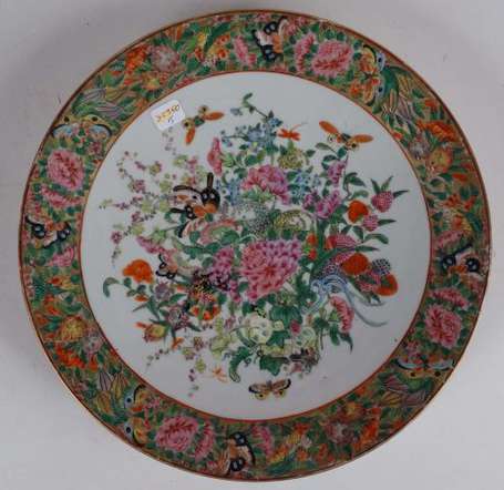 Plat en porcelaine polychrome, décor d'une 