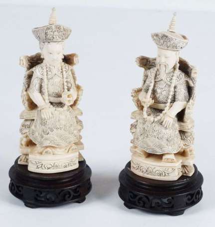 COUPLE IMPERIAL Deux sujets en ivoire. Chine H.