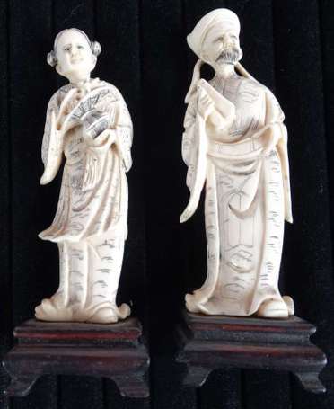 COUPLE Deux sujets en ivoire. Chine H.10,5 cm