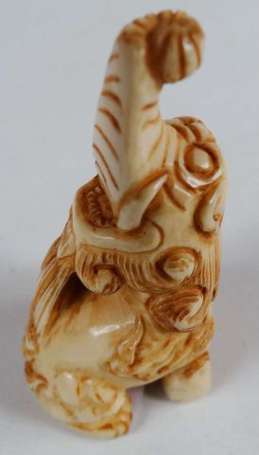 Eléphant Netsuke en ivoire.