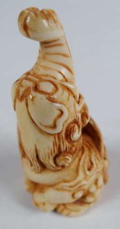 Eléphant Netsuke en ivoire.