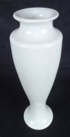 BACCARAT Grand vase balustre en opaline blanche 