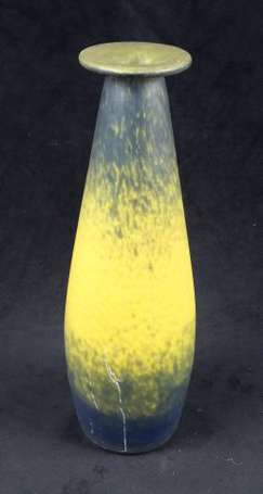 Delatte. Vase ovoïde à col plat en verre marmoréen