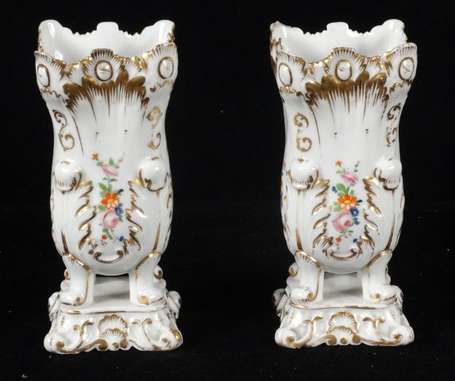 Paris. Paire de vases cornet en porcelaine blanche