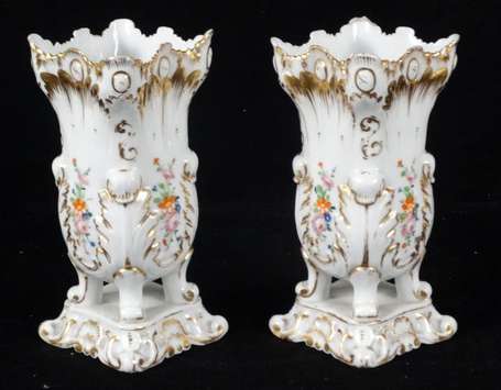 Paris. Paire de vases cornet en porcelaine blanche